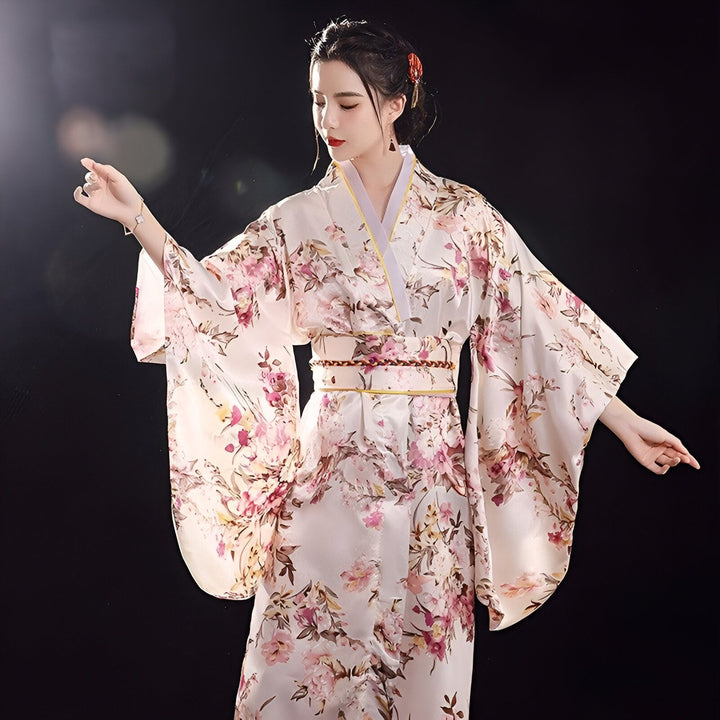 Femme portant un kimono fleuri. Découvrez notre collection de kimonos japonais authentiques et élégants.