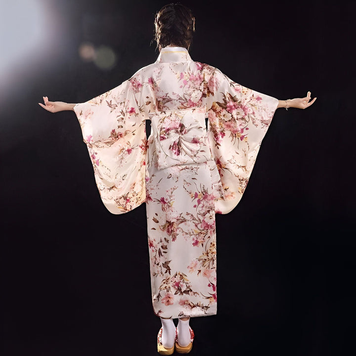 Femme portant un kimono blanc fleuri avec obi. Vue arrière. Kimono traditionnel japonais. Vêtements japonais authentiques à vendre.