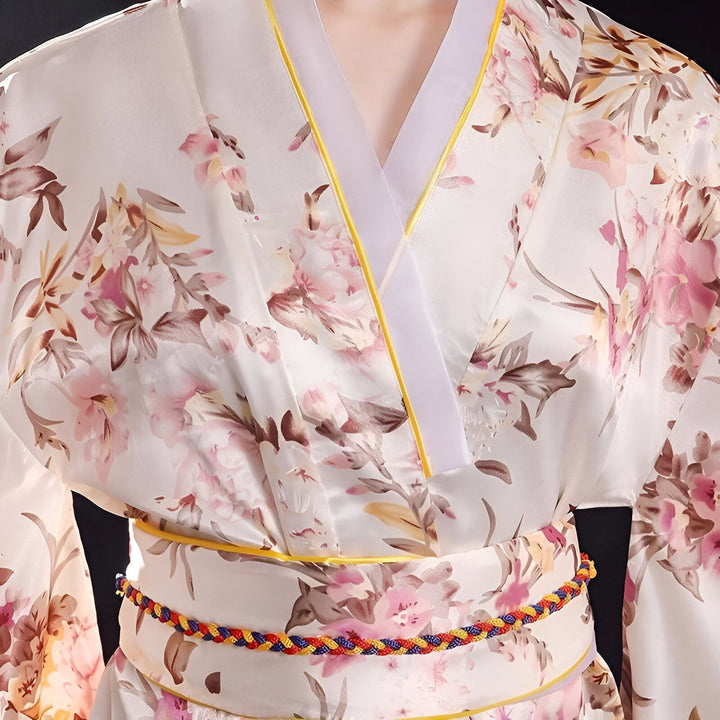 Kimono blanc à motifs floraux roses et marron, bordure jaune et ceinture colorée. Élégant vêtement traditionnel japonais. Découvrez notre collection de kimonos uniques !