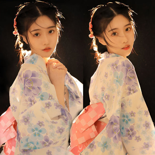 Femme portant un kimono floral japonais traditionnel. Gros plan sur le kimono avec des motifs de fleurs bleues et violettes. Vente de kimonos japonais authentiques. Mode kimono.