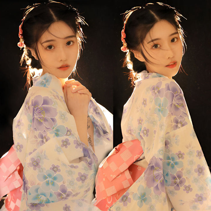 Femme portant un kimono floral japonais traditionnel. Gros plan sur le kimono avec des motifs de fleurs bleues et violettes. Vente de kimonos japonais authentiques. Mode kimono.