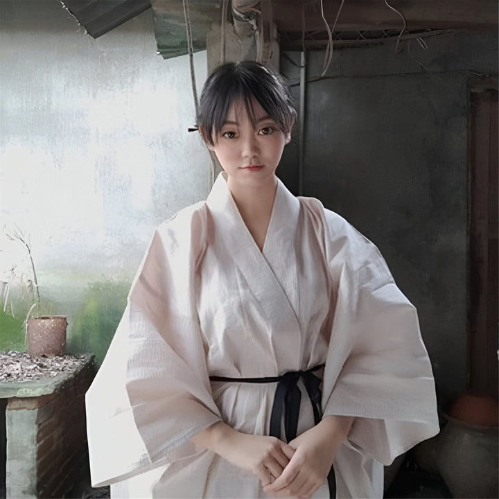 Femme portant un kimono traditionnel. Vente de kimonos en ligne. Kimono japonais de qualité. Élégance et style japonais. Découvrez notre collection de kimonos uniques.