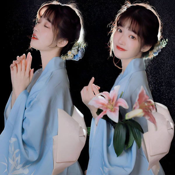 Deux jeunes femmes portant des kimonos bleus pastel avec des fleurs. Vente de kimonos traditionnels et modernes. Mode japonaise authentique.