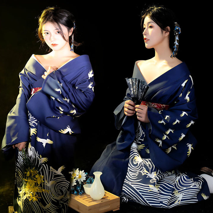 Deux femmes portant des kimonos bleus traditionnels avec des motifs d'oiseaux blancs. Kimonos disponibles à l'achat en ligne.
