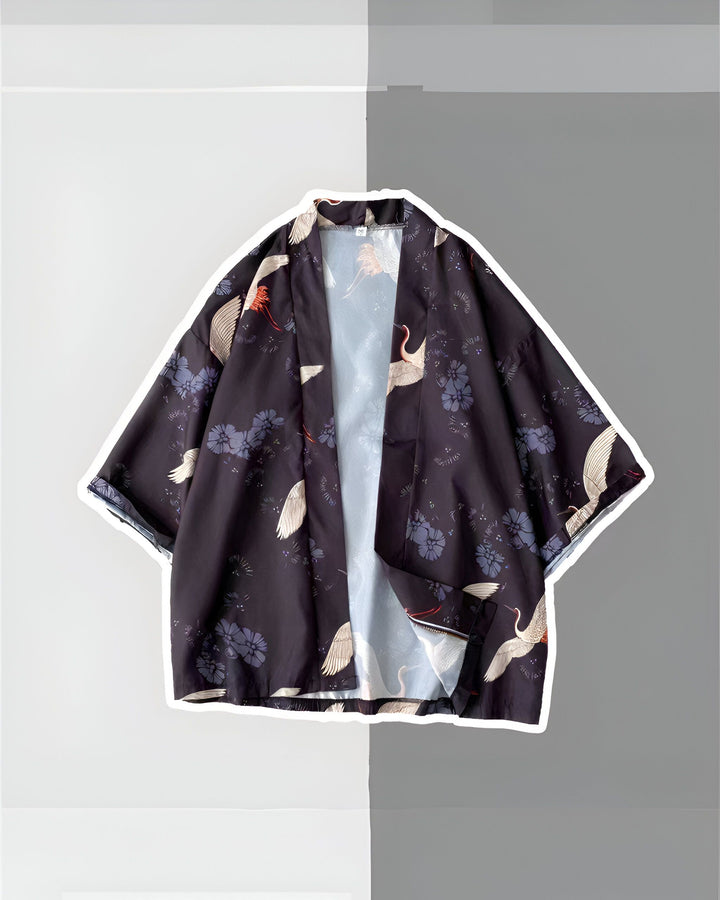 Kimono noir avec motif de grues blanches et de fleurs bleues. Vêtement japonais traditionnel, idéal pour un style unique. Découvrez notre collection de kimonos.