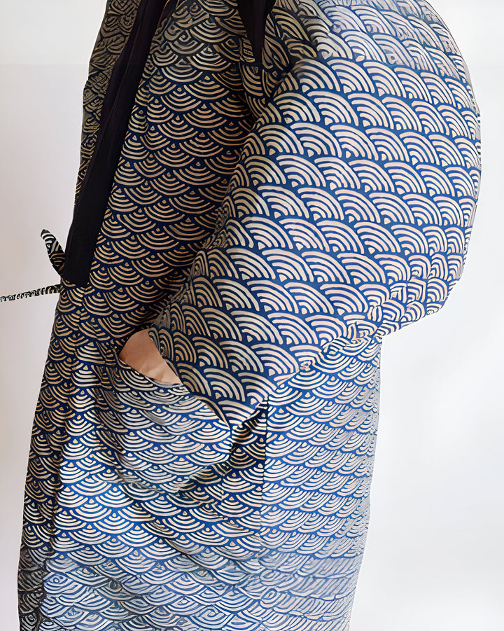 Kimono japonais bleu et blanc à motifs vagues. Vêtements traditionnels japonais en vente.