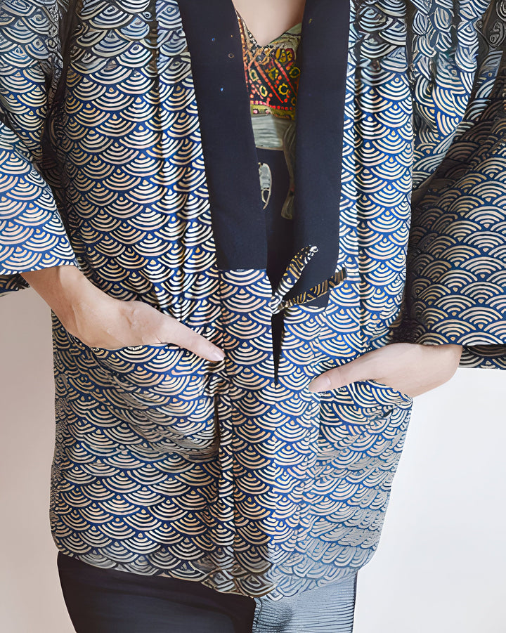 Kimono bleu à motifs vagues japonaises, manches larges, poches. Vêtement traditionnel japonais revisité, idéal pour un look tendance et confortable. Découvrez notre collection de kimonos uniques.