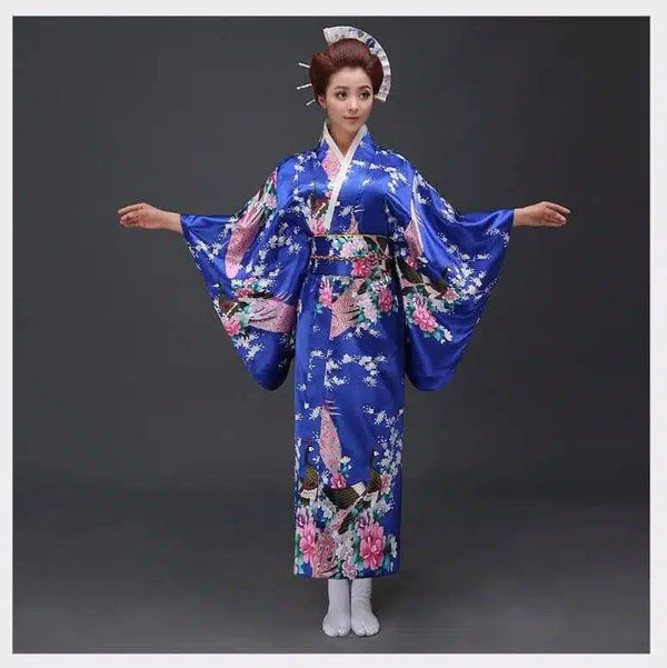 Femme portant un kimono bleu traditionnel avec motifs floraux. Kimonos japonais en vente.