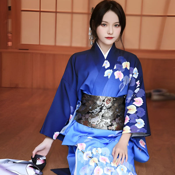 Femme portant un kimono bleu floral. Vente de kimonos authentiques et élégants. Découvrez notre collection de kimonos japonais traditionnels et modernes.