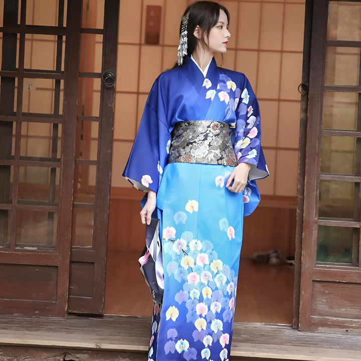 Femme portant un kimono bleu avec motifs floraux. Vente de kimonos traditionnels et modernes. Style japonais authentique.