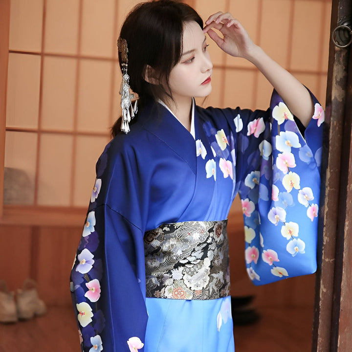 Femme portant un kimono bleu à motifs floraux. Vêtements traditionnels japonais à vendre. Découvrez notre collection de kimonos uniques.