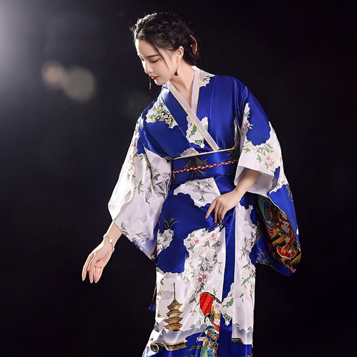 Femme portant un kimono japonais bleu et blanc avec motifs floraux. Vêtements traditionnels japonais à vendre. Élégance et tradition dans un kimono unique.