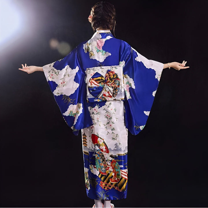 Femme de dos portant un kimono japonais bleu et blanc à motifs floraux et traditionnels. Vêtements japonais traditionnels à vendre.