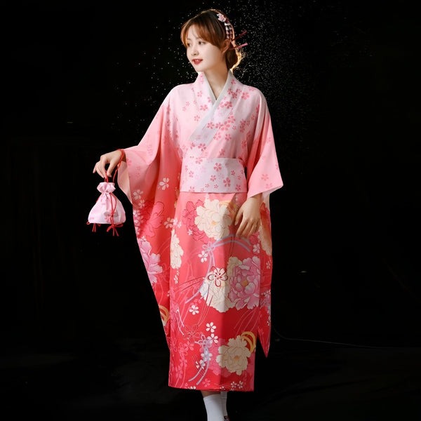 Femme portant un kimono rose à motifs floraux, tenant une bourse assortie. Vente de kimonos traditionnels et modernes. Style japonais authentique.