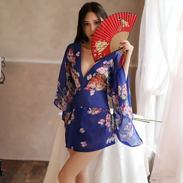 Femme en kimono bleu à fleurs avec éventail rouge. Découvrez notre collection de kimonos uniques.
