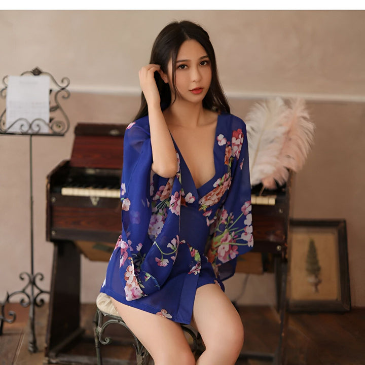 Femme portant un kimono bleu floral. Kimono court et transparent. Vêtements de nuit de style japonais. Magasin de kimonos en ligne.