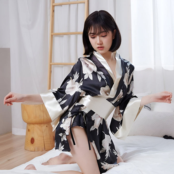 Femme portant un kimono noir à fleurs blanches. Vente de kimonos élégants et confortables. Découvrez notre collection de kimonos.