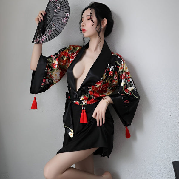 Femme en kimono noir à motifs floraux rouges et blancs, tenant un éventail. Vêtements traditionnels japonais, vente de kimonos.
