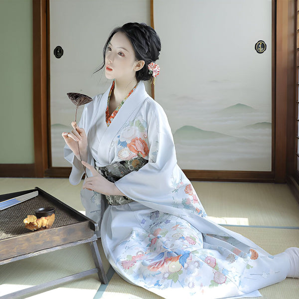 Femme portant un kimono floral bleu clair. Kimono traditionnel japonais à motifs floraux, disponible à l'achat. Mode japonaise authentique.