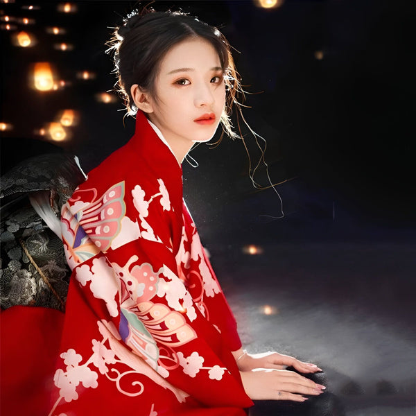 Femme asiatique portant un kimono rouge avec motifs floraux. Kimonos authentiques à vendre. Élégance et tradition japonaise.