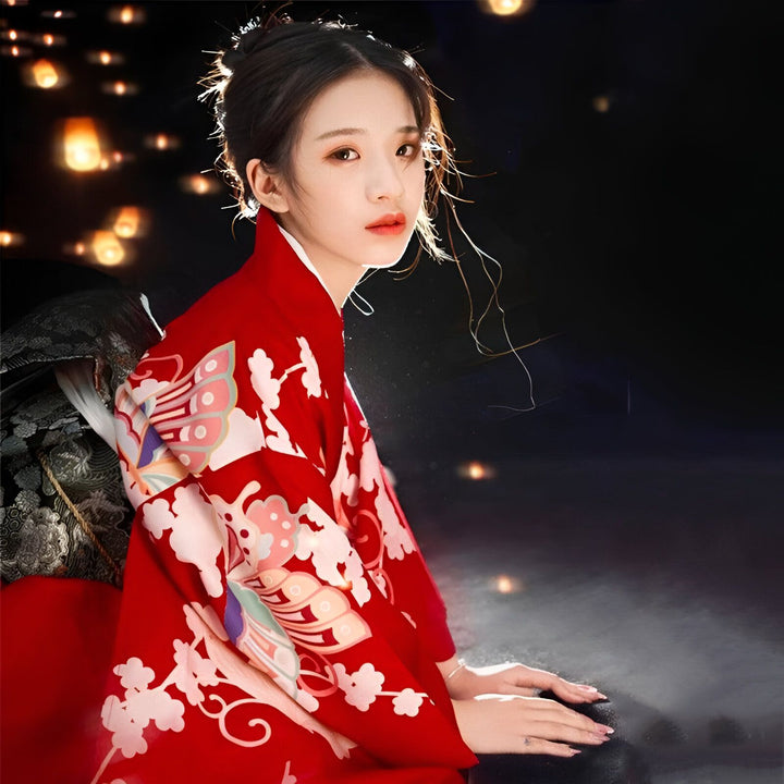 Femme asiatique portant un kimono rouge avec motifs floraux. Kimonos authentiques à vendre. Élégance et tradition japonaise.