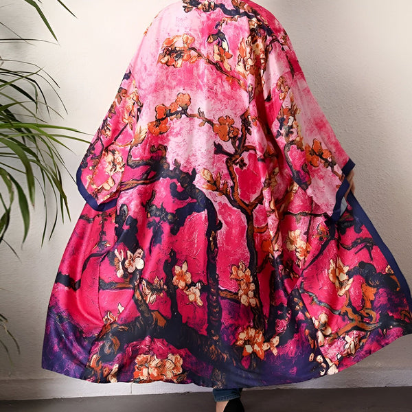 Kimono rose imprimé avec des branches de fleurs, style japonais. Vêtement ample et coloré. Disponible sur notre boutique en ligne.