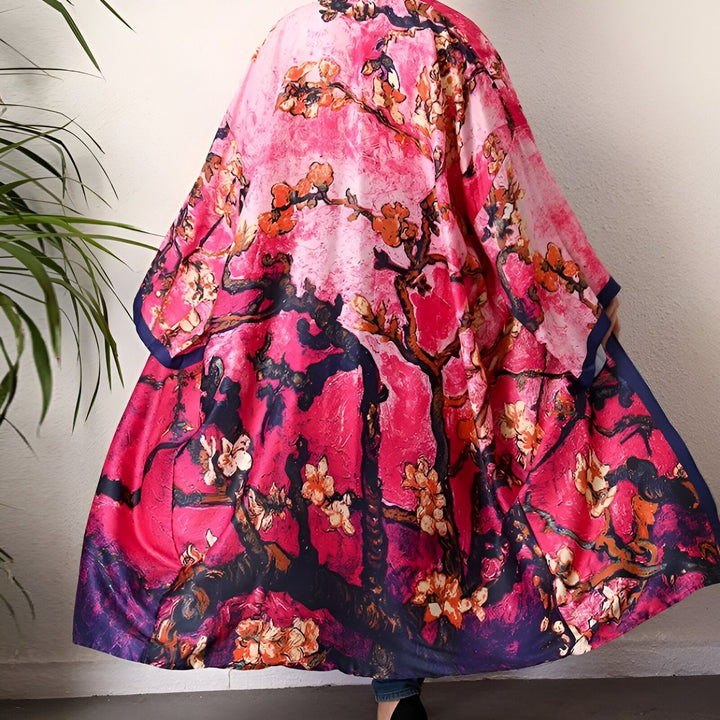 Kimono rose imprimé avec des branches de fleurs, style japonais. Vêtement ample et coloré. Disponible sur notre boutique en ligne.