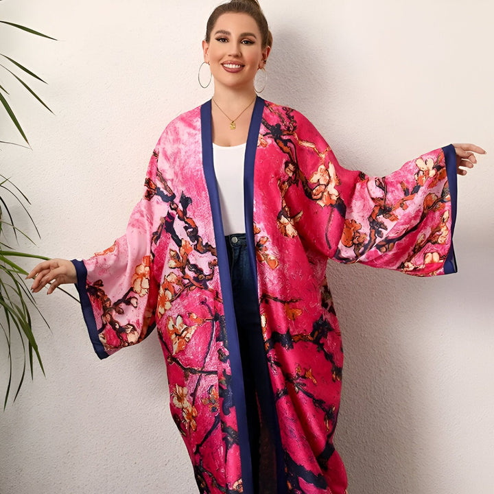 Femme souriante portant un kimono rose à motifs floraux avec bordure bleue. Vêtements de style japonais. Kimonos tendance à motifs.