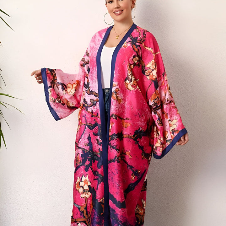 Femme portant un kimono rose fleuri. Kimono long et ample avec des bordures bleues. Vêtements de style japonais pour femmes.