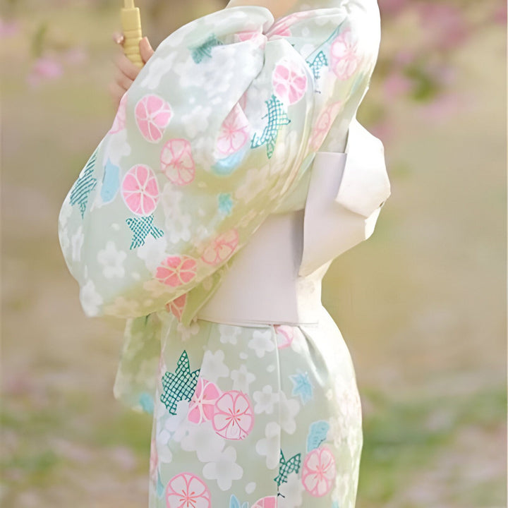 Kimono à motifs floraux pastel vert et rose, obi blanc. Vêtements japonais traditionnels. Boutique de kimonos en ligne.