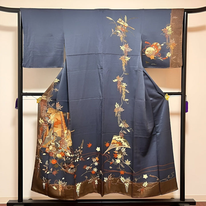 Kimono bleu marine avec motifs floraux complexes. Vêtements traditionnels japonais, élégance et raffinement. Découvrez notre collection de kimonos uniques.