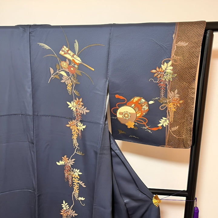 Kimono bleu marine avec motifs floraux japonais et tambour traditionnel. Vêtement traditionnel japonais élégant, parfait pour les occasions spéciales. Découvrez notre collection de kimonos uniques.