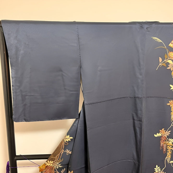 Kimono bleu marine avec motifs floraux japonais, suspendu sur un portant. Vente de kimonos authentiques.