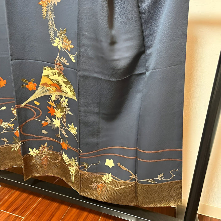 Kimono bleu marine avec motifs floraux et éventail, produit de notre boutique en ligne. Vêtements traditionnels japonais de qualité.