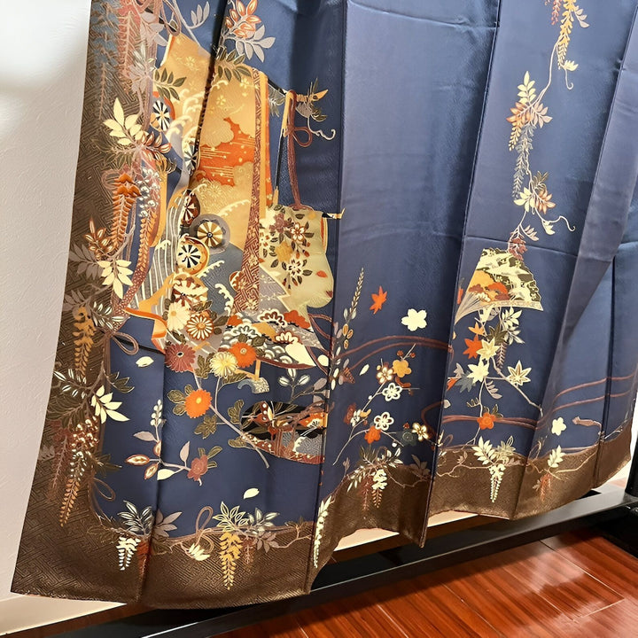Kimono bleu marine avec motifs floraux et décoratifs traditionnels japonais. Vêtements japonais authentiques, disponibles à l'achat.
