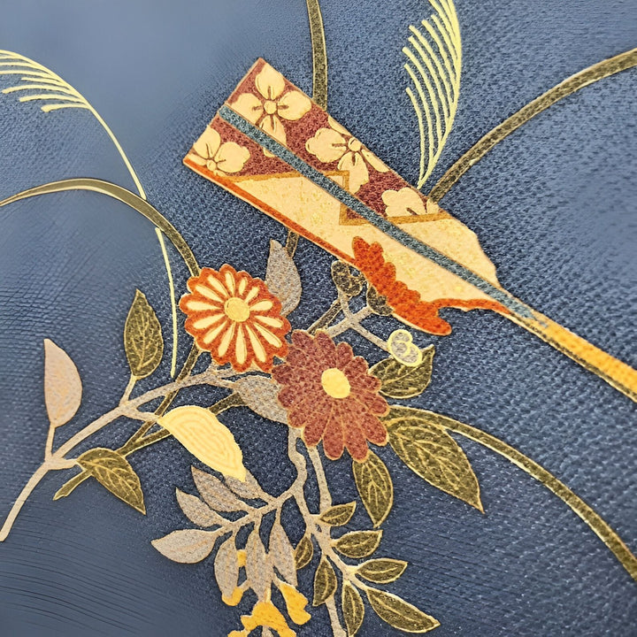 Motifs floraux et éventail stylisé sur tissu bleu marine, détails dorés. Tissu de kimono japonais traditionnel, motifs délicats et élégants. Idéal pour la confection de kimonos uniques.