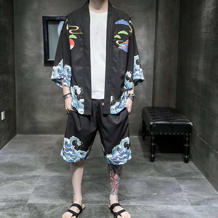 Homme portant un kimono noir avec motifs de vagues et nuages. Ensemble kimono et short assorti. Découvrez notre collection de kimonos homme. Vêtements japonais traditionnels et modernes.