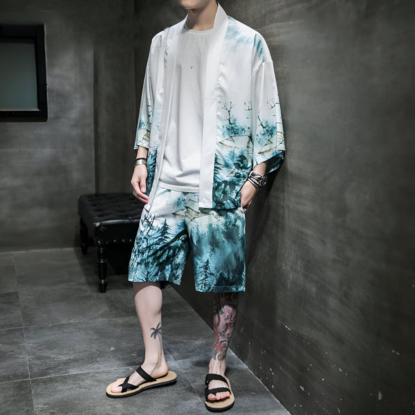 Homme portant un kimono et un short assorti avec un motif de forêt bleue et blanche. Vêtements de style japonais en vente.