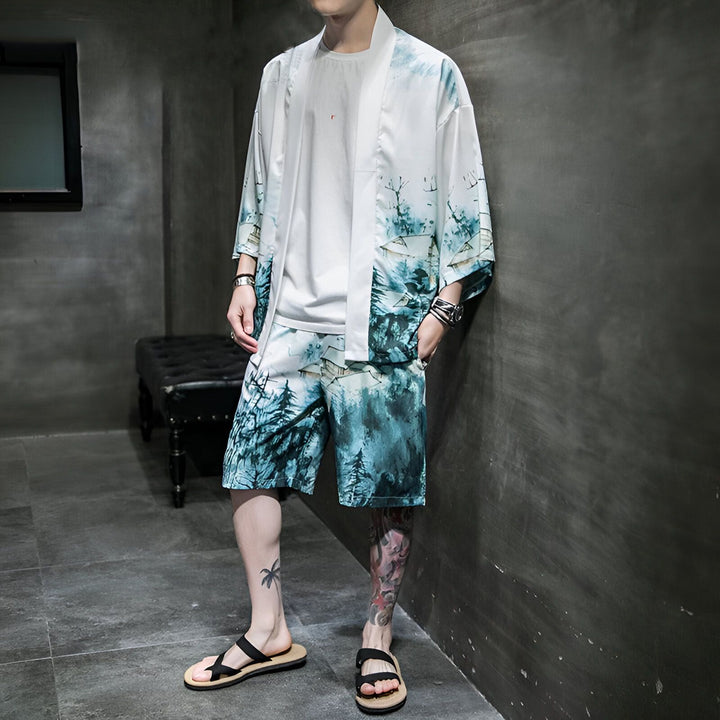 Homme portant un kimono et un short assorti avec un motif de forêt bleue et blanche. Vêtements de style japonais en vente.