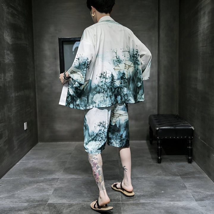 Homme portant un kimono et un short assorti avec un motif de paysage bleu et blanc. Vêtement de style japonais. Kimonos en vente.