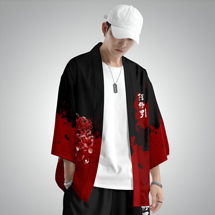 Homme portant un kimono noir et rouge avec motifs floraux et calligraphie japonaise. Vêtements kimono à la mode, style japonais unique.