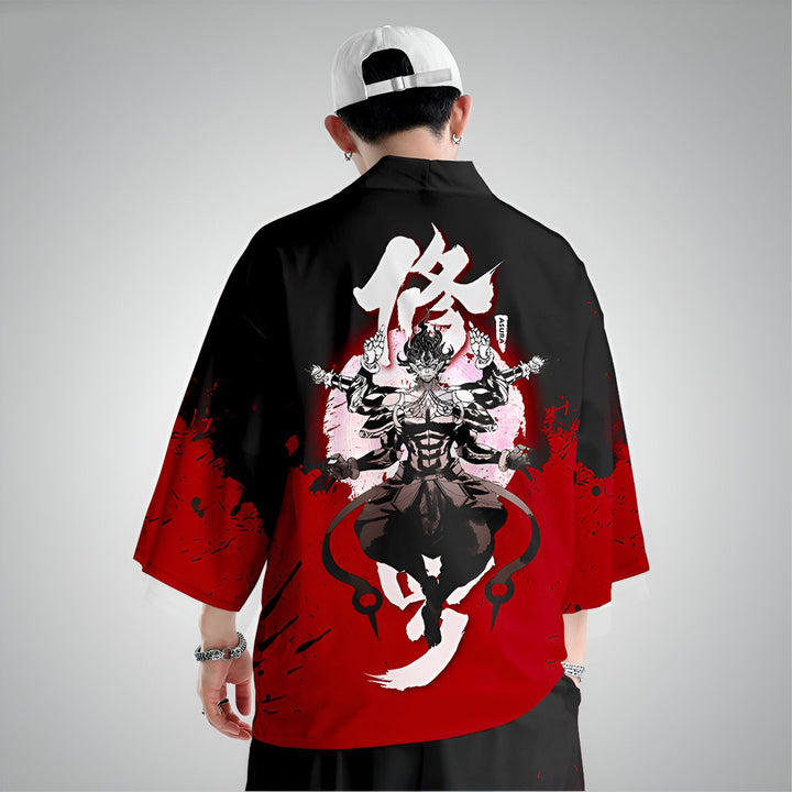 Dos d'un homme portant un kimono rouge et noir avec un motif de divinité japonaise et des calligraphies. Vêtements traditionnels japonais à la mode. Kimonos uniques à vendre.
