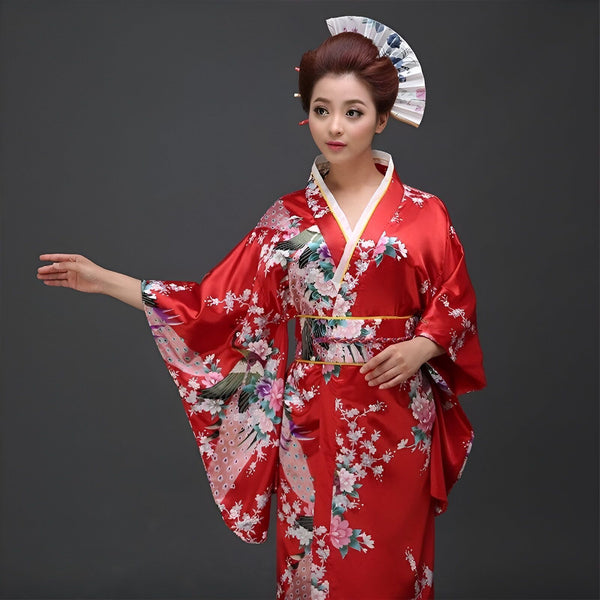 Femme portant un kimono rouge traditionnel avec motifs de fleurs et paons. Vente de kimonos authentiques japonais.