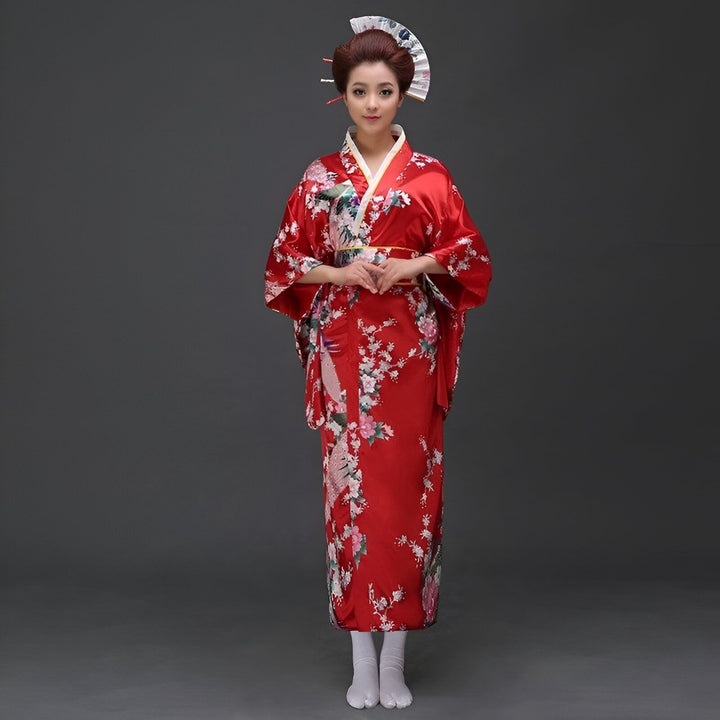 Femme en kimono rouge fleuri avec coiffe traditionnelle. Découvrez nos kimonos japonais authentiques.