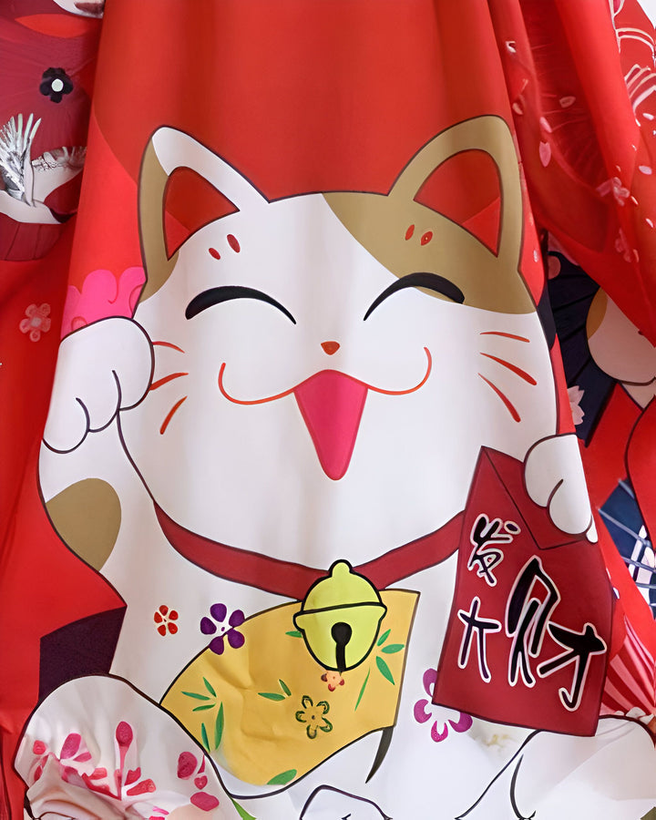 Kimono rouge avec motif de chat porte-bonheur Maneki Neko, tenant un éventail et une enveloppe rouge. Vêtement japonais traditionnel, motif de prospérité et de chance. Idéal pour les amateurs de culture japonaise.