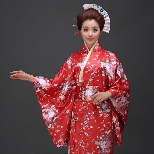 Femme en kimono rouge fleuri avec éventail et ornements traditionnels. Kimonos japonais élégants disponibles à l'achat.