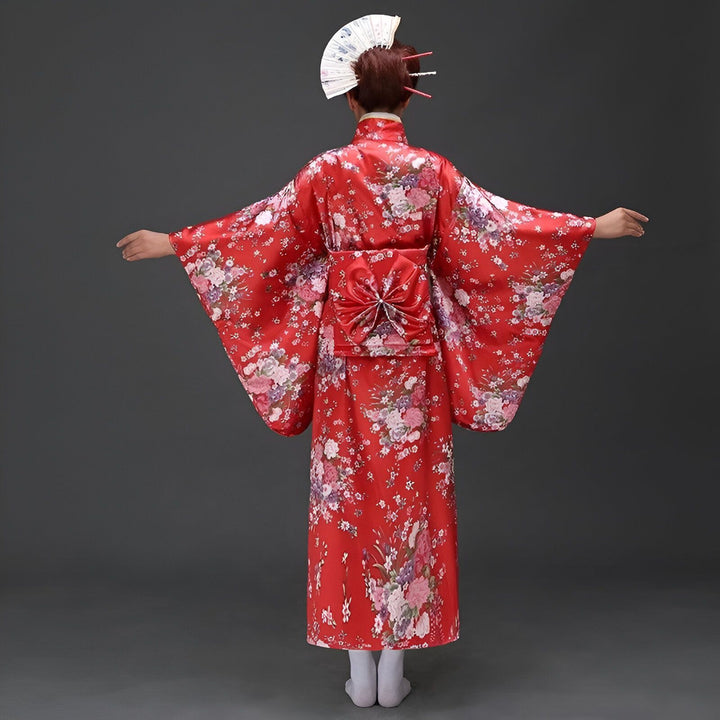 Kimono rouge traditionnel à motifs floraux, présenté de dos. Vêtements japonais authentiques, disponible à l'achat.