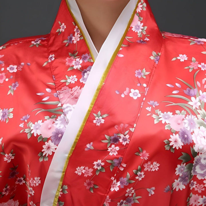 Kimono rouge à fleurs, col blanc et or. Vêtements traditionnels japonais, disponibles à l'achat. Motifs floraux délicats. Idéal pour un look élégant et authentique.