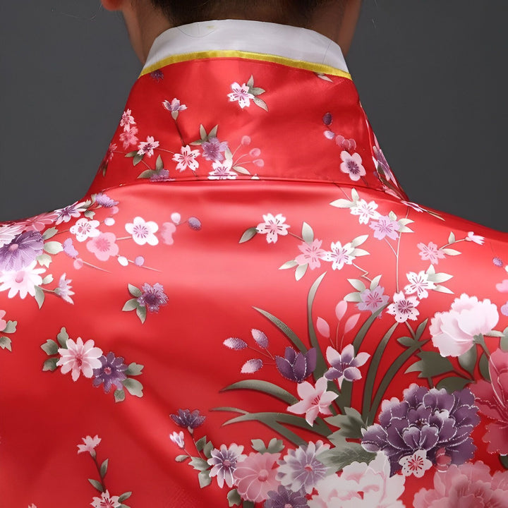 Détail du dos d'un kimono rouge avec motif floral délicat. Vêtements traditionnels japonais.