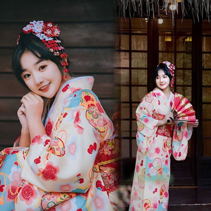Femme portant un kimono japonais traditionnel à motifs floraux. Vente de kimonos authentiques pour femmes.